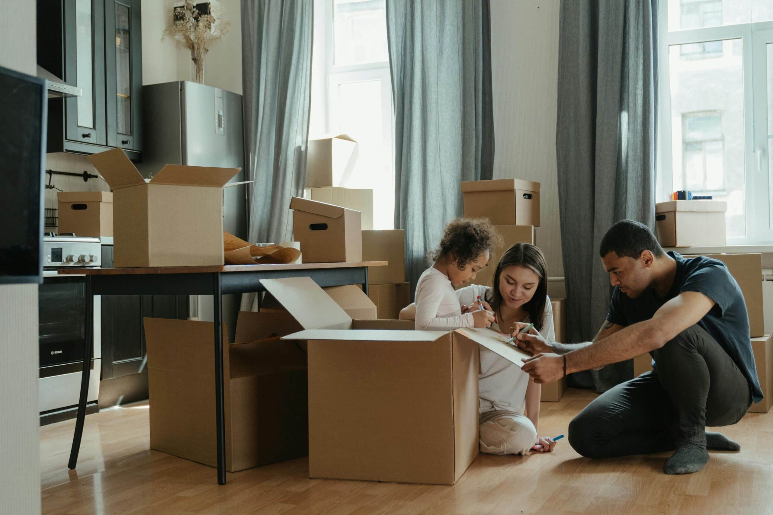 Familie sitzt entspannt zwischen Umzugskartons – stressfreier Full-Service-Umzug in Hannover<br />
