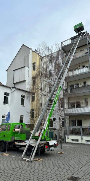 Mobiler Lastenaufzug zur Möbelbeförderung